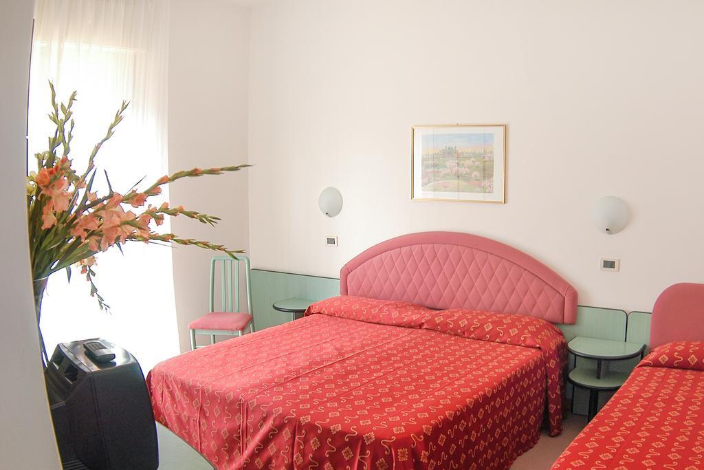 Hotel Gaia Cesenatico Zimmer foto